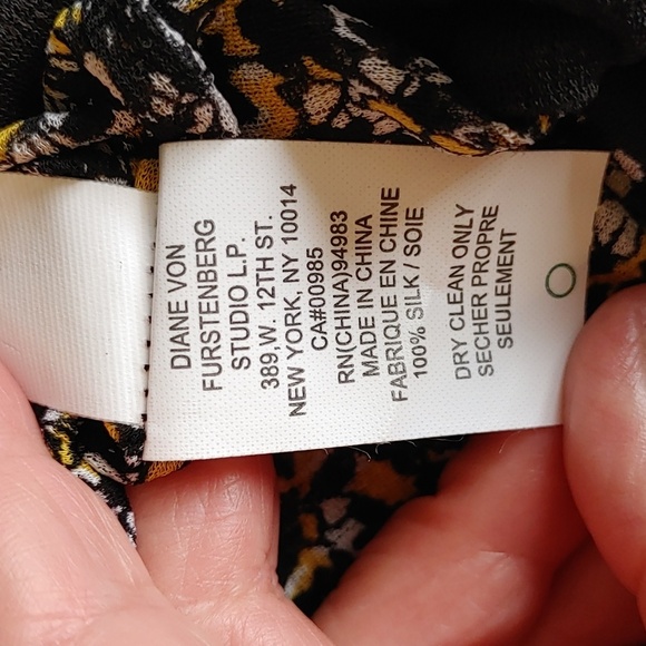 DIANE von FURSTENBERG crisscross 100% silk Size Medium Top Elvia - Picture 9 of 9
